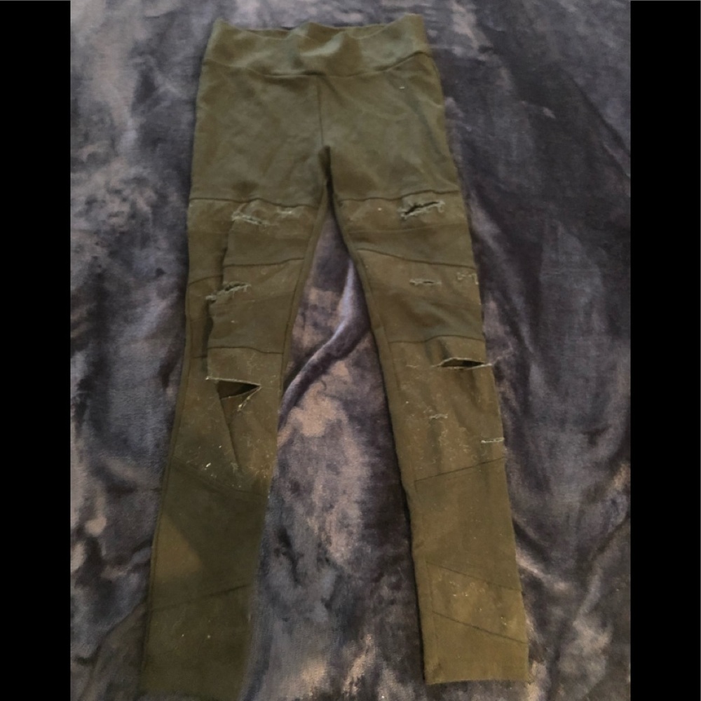 Trendy ripped leggings